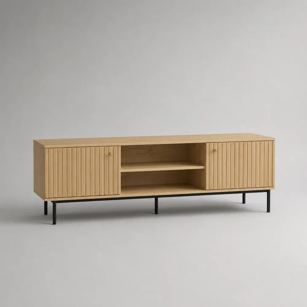 Mobile TV rettangolare in legno e metallo, rovere naturale e nero, con 2 ante scanalate e ripiano, 160 x 40 x 65 cm