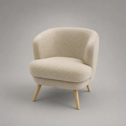 Poltrona avvolgente in tessuto bouclé crema con gambe in legno naturale, 75 × 75 × 76 cm